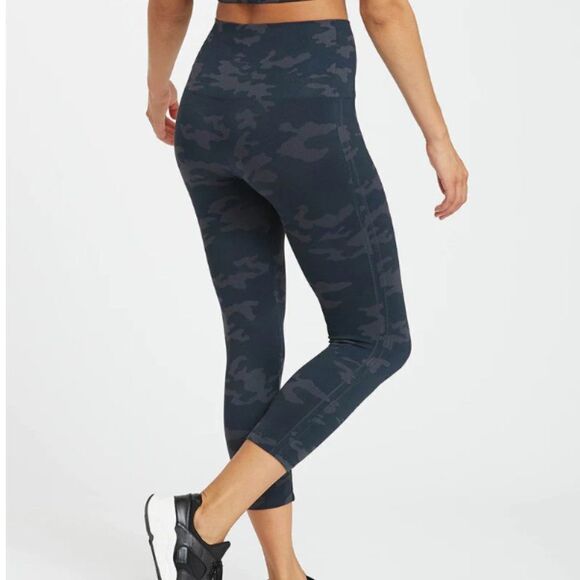 SPANX Look at Me Now Seamless Cropped Leggings Camo Print Size small - Picture 2 of 5